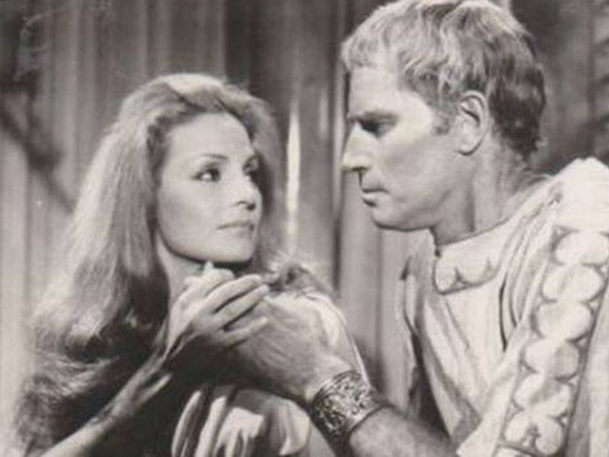 Foto: Carmen Sevilla y Charlton Heston, en 'Marco Antonio y Cleopatra'. (Ízaro Films)