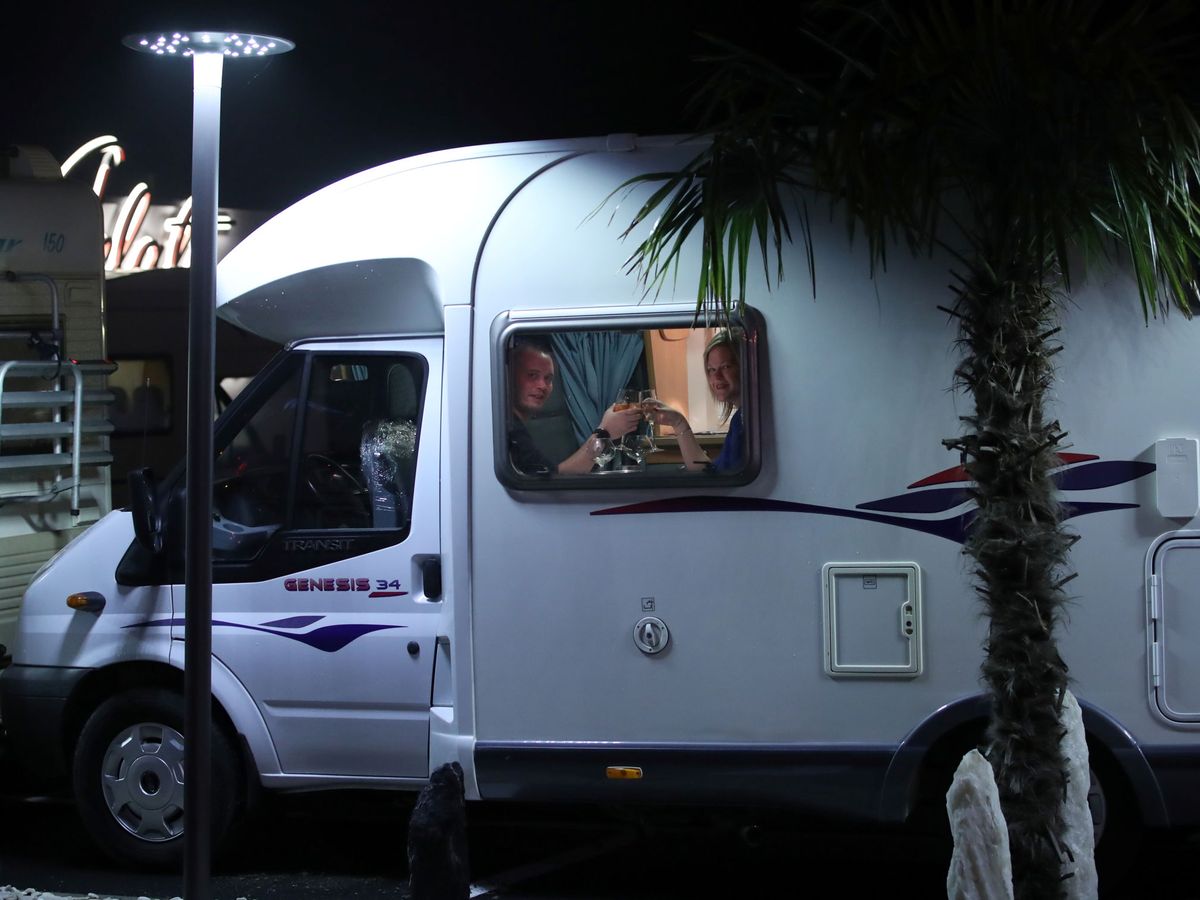 Foto: Las multas a las que te expones si acampas en el lugar equivocado con una caravana. (Reuters/Yves Herman)