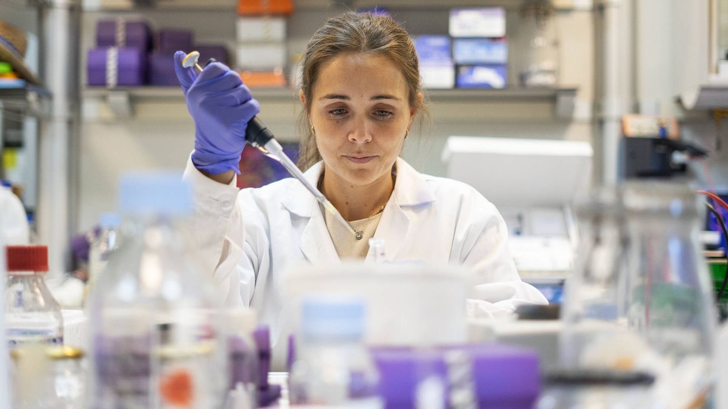 Una empleada del Centro de investigaciones biológicas del CSIC toma muestras en el laboratorio. (Foto: Ana Beltrán)