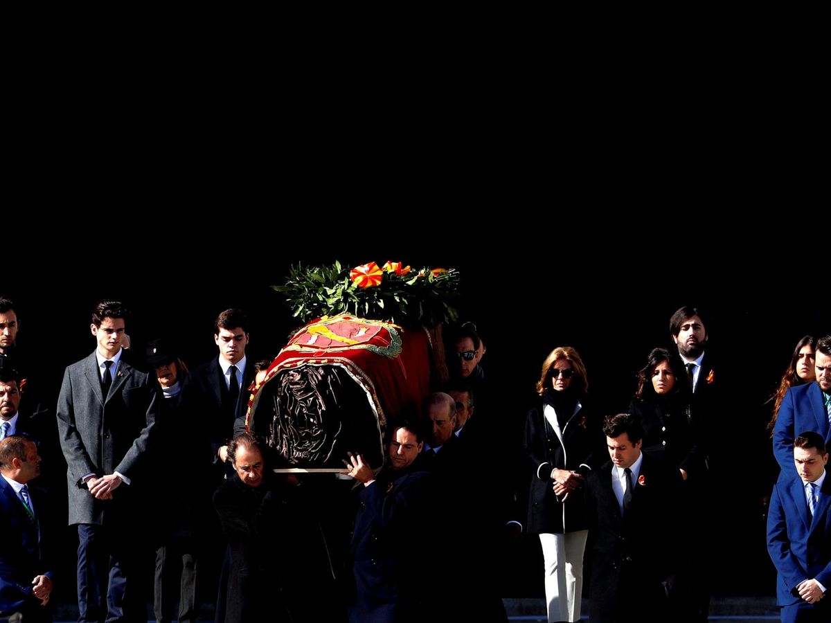 Foto: Los restos de Franco salen de la basílica del Valle de los Caídos. (EFE)