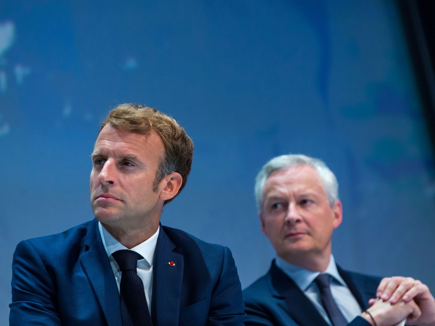 Macron, junto a su ministro de Finanzas, Bruno Le Maire. (Reuters)