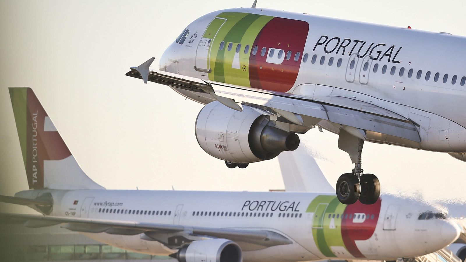 Foto: Dos aviones de la aerolínea portuguesa TAP, en el aeropuerto de Lisboa. (EFE)