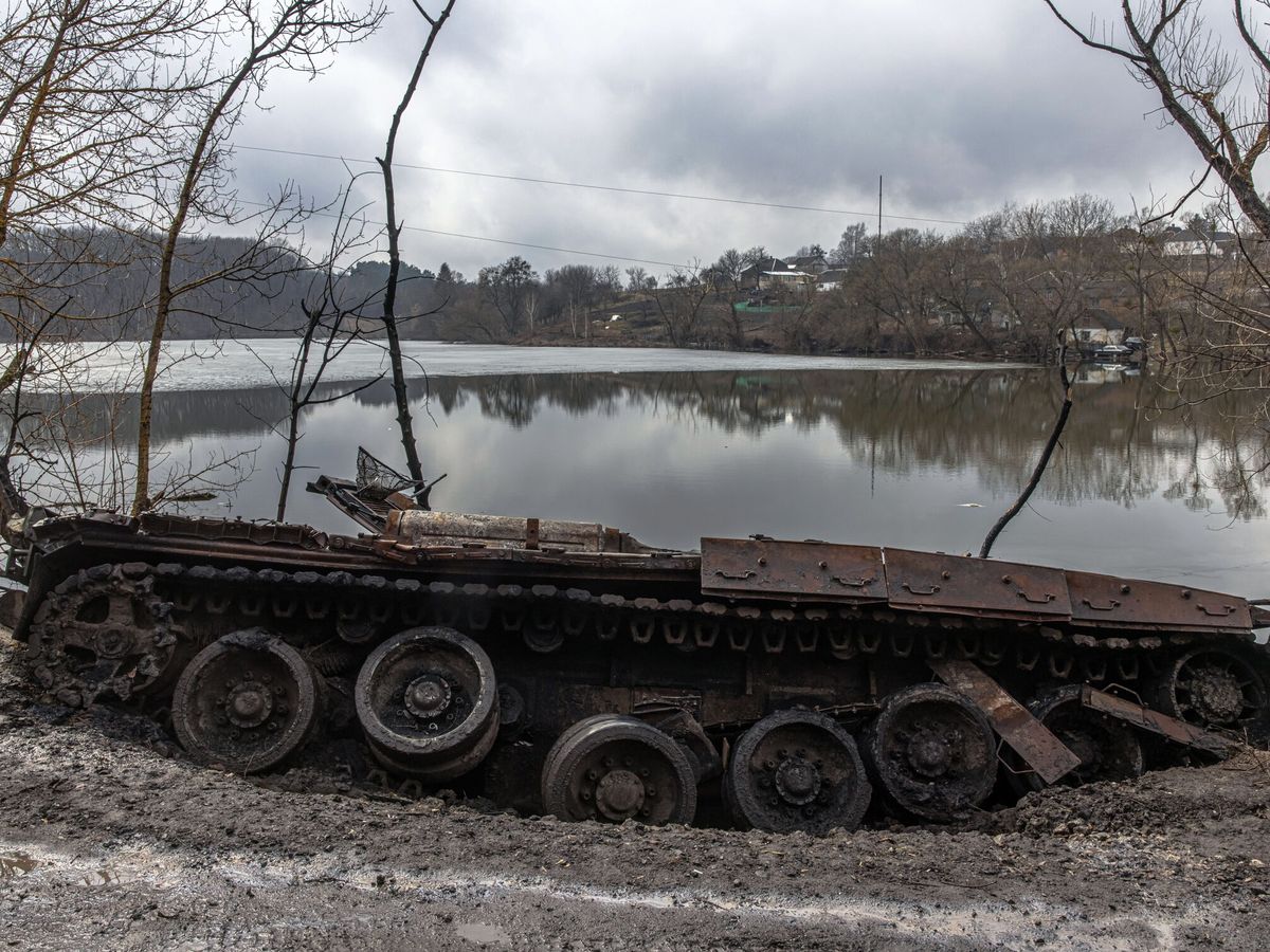 Foto: Un tanque ruso destruido en la región de Suny. (EFE/ Roman Pilipey)