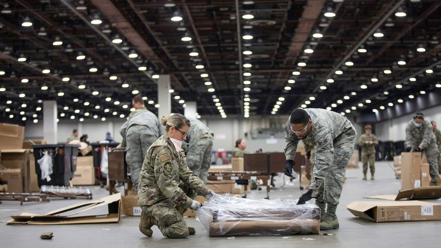 Miembros de la Guardia Nacional de Michigan montan un hospital de campaña en un centro de convenciones en Detroit. (Reuters)