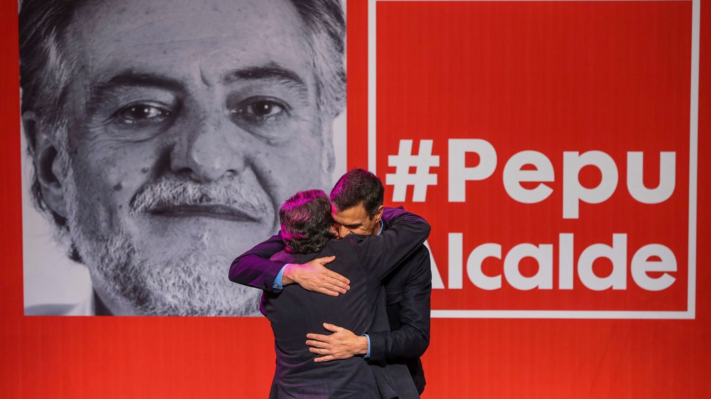 Pedro Sánchez abraza a su candidato, Pepu Hernández, el pasado 3 de febrero en el teatro La Latina. (EFE)