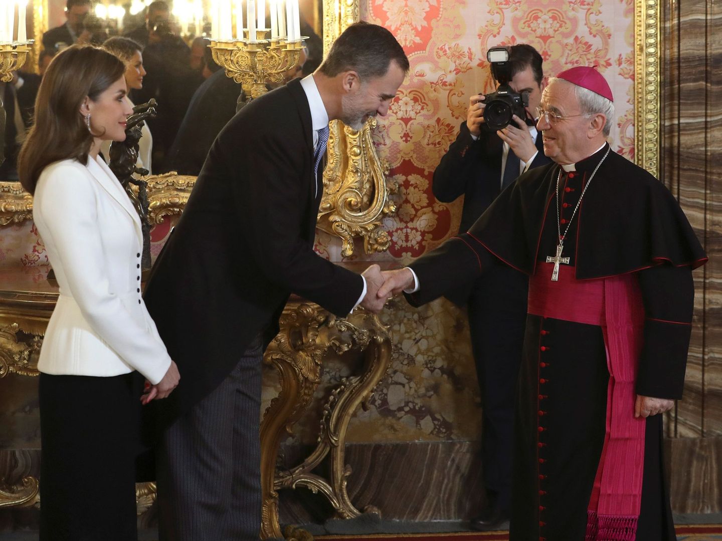 Los reyes Felipe VI y Letizia saludan al nuncio del Vaticano en España, Renzo Fratini, el pasado 31 de enero en el Palacio Real. (EFE)