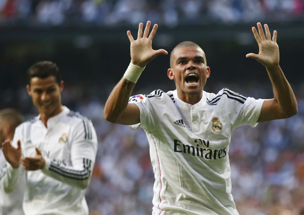 Foto: Pepe, con Cristiano detrás, durante un partido con el Real Madrid (Reuters)