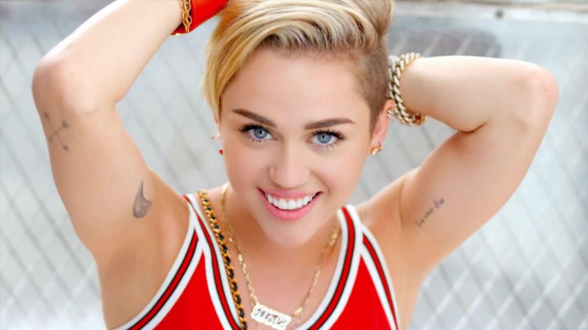 Miley Cyrus sale con Stella Maxwell, un ángel de Victoria's Secret