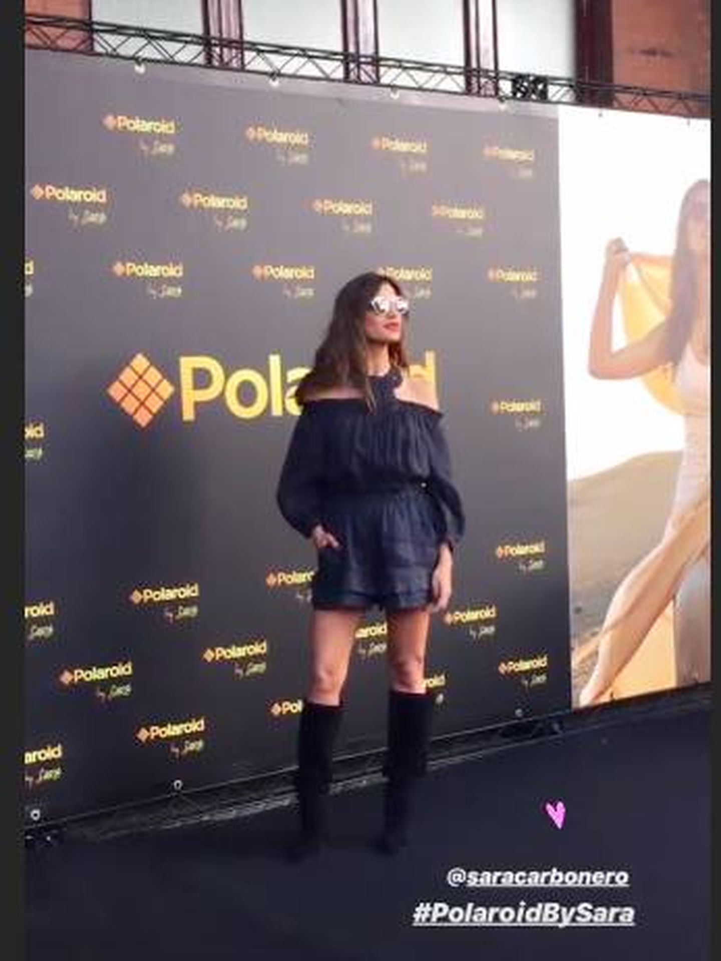 El look al completo que Sara llevó en la presentación de Polaroid. (Instagram)