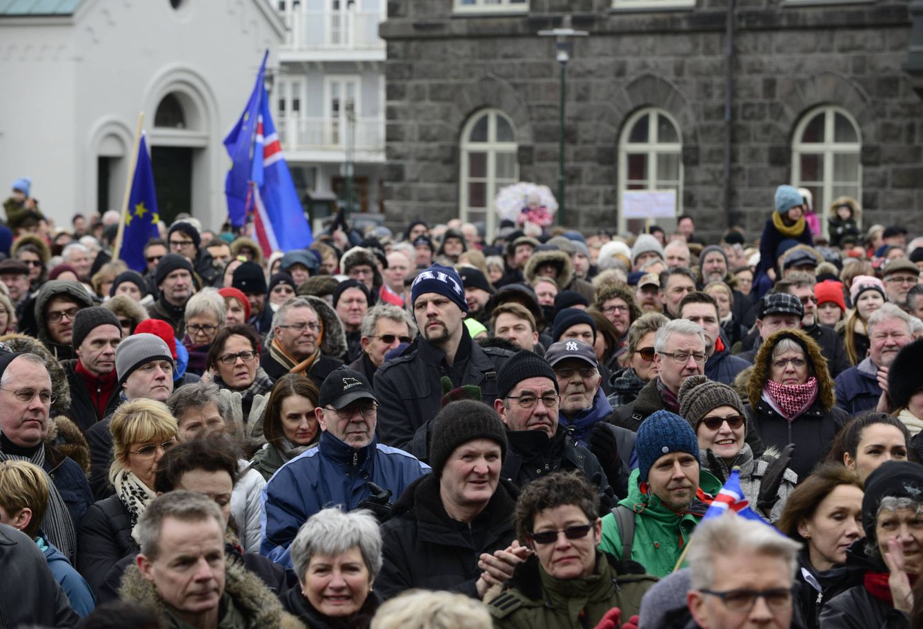 Islandeses durante una protesta contra el Gobierno por su decisión de no comenzar las negociaciones con la UE, en Reikiavik, marzo de 2015. (Reuters)
