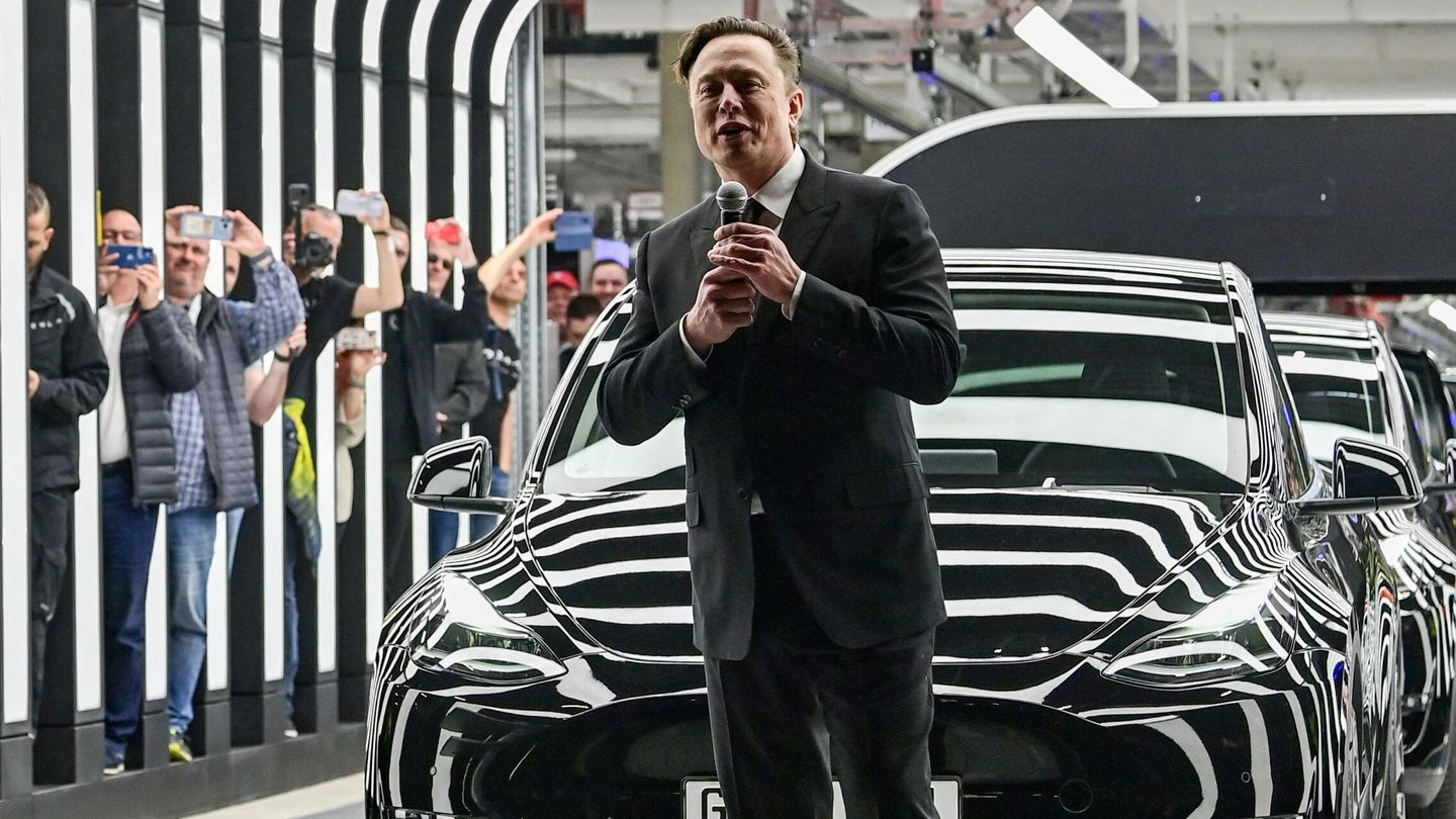 Elon Musk junto a vehículos de Tesla