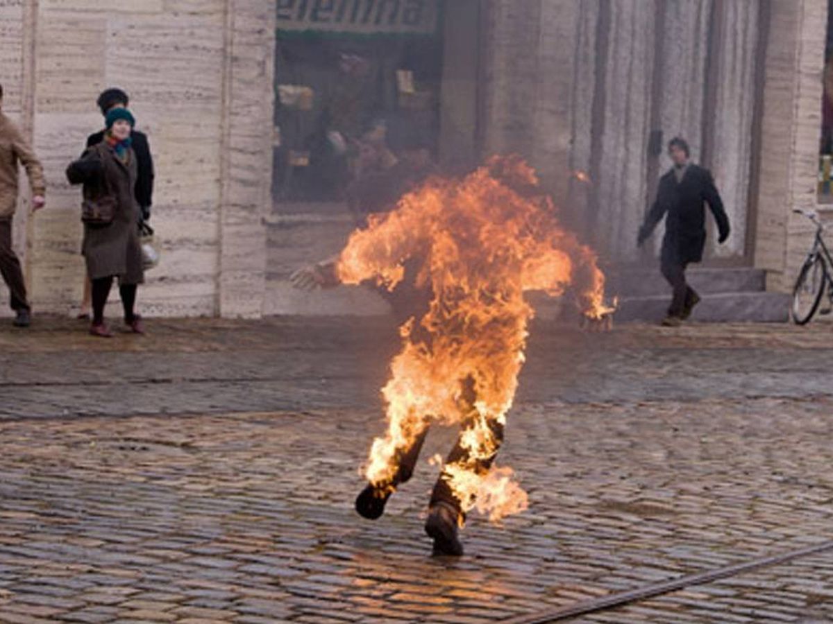Foto: Fotograma de la serie 'Burning Bush', en el que el personaje de Jan Palach se prende fuego. (HBO Europa)