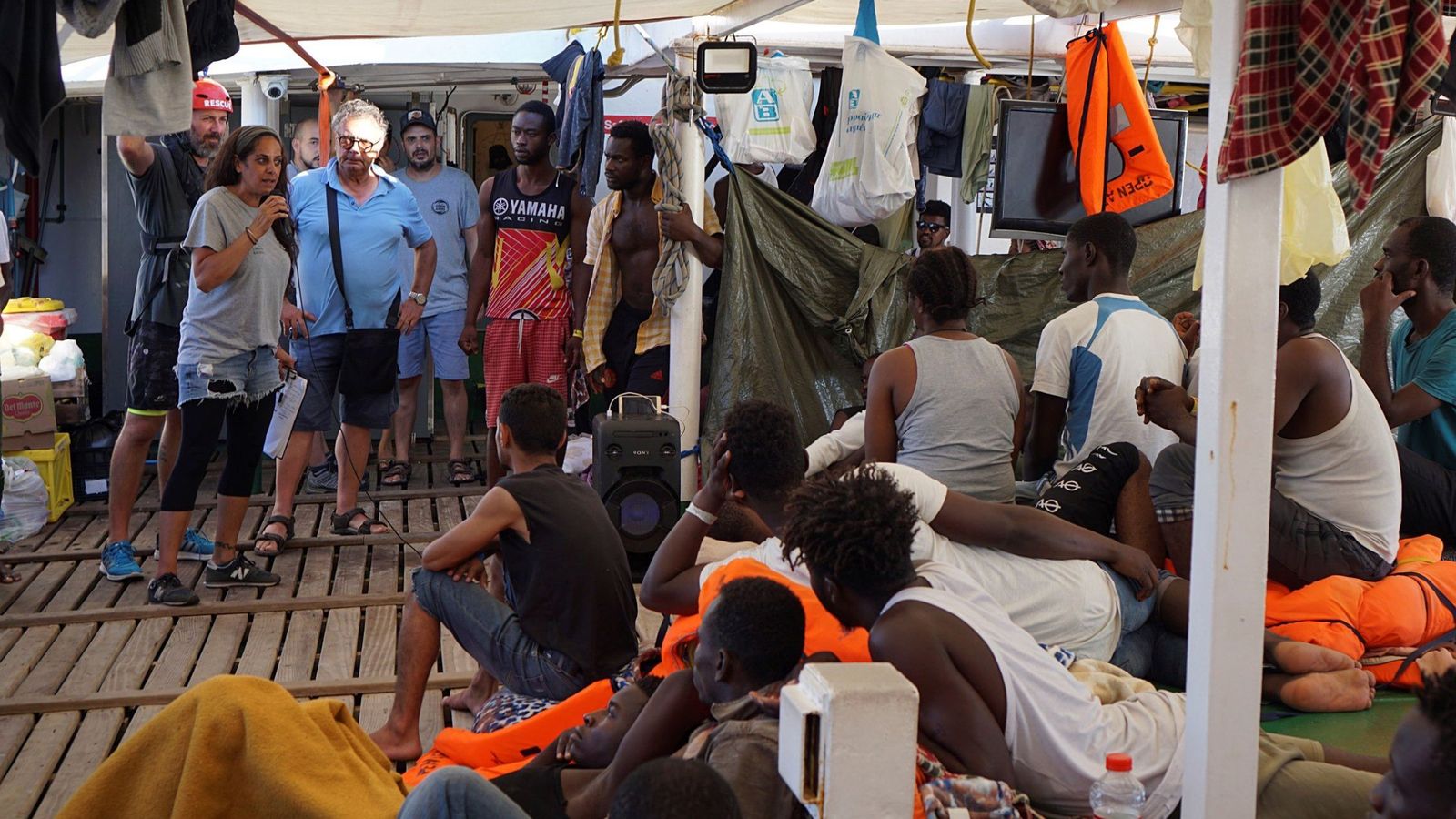 Foto: El alcalde de la ciudad italiana de Lampedusa, Salvatore Martello (3i), durante la visita que ha realizado al barco de la ONG española Open Arms. (EFE)