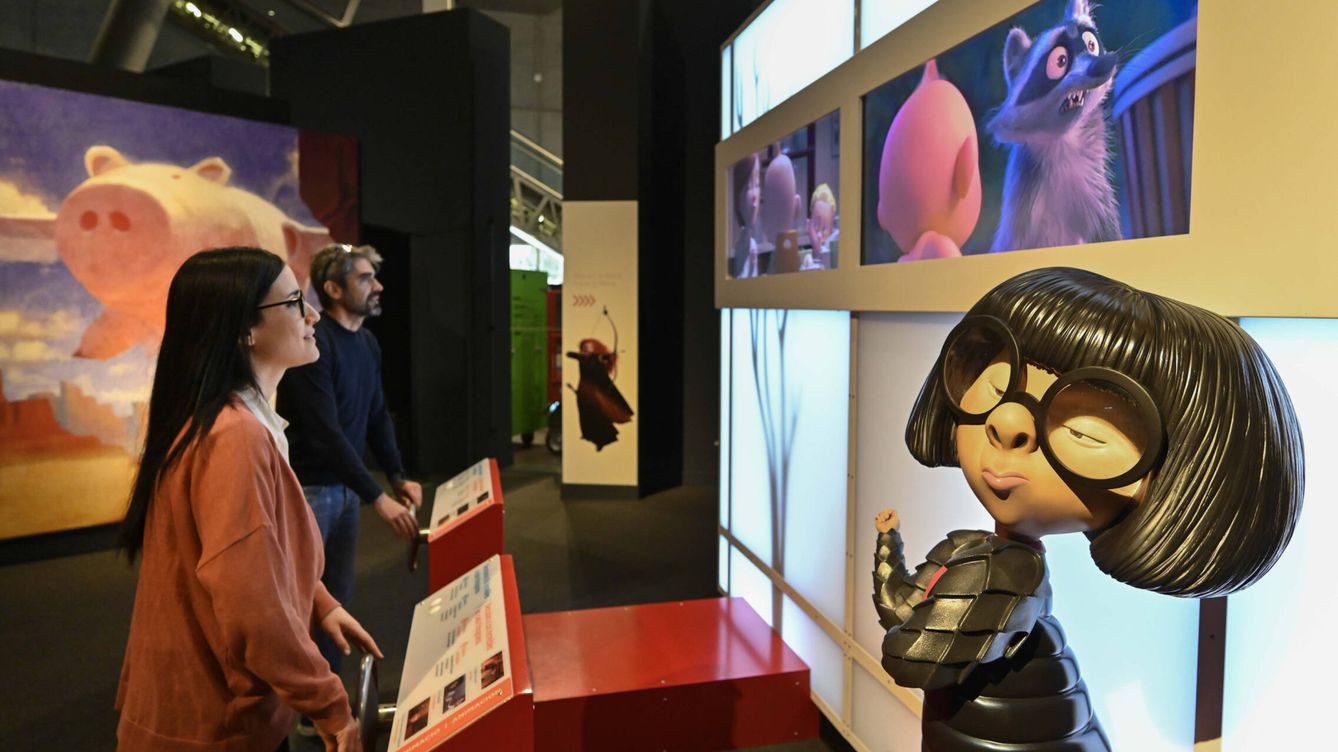 Foto:  Una chica observa el proceso de creación de las películas de Pixar en Caixaforum. (Fundación la Caixa)