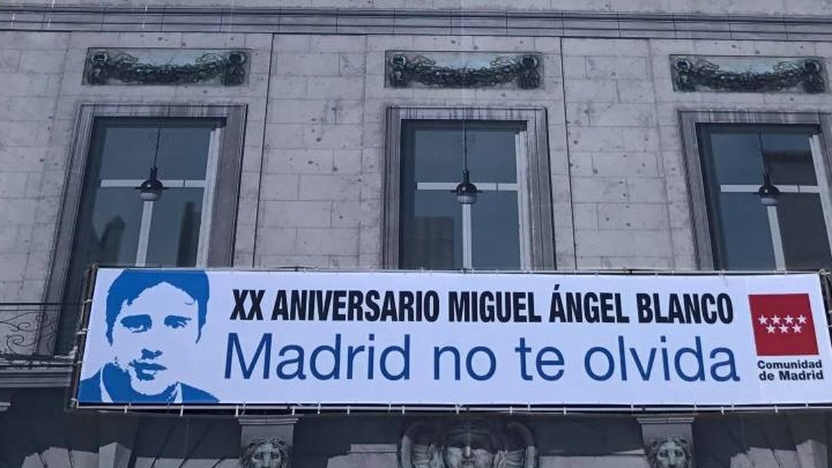 Cifuentes se adelanta a Carmena y coloca una pancarta en homenaje a Miguel Ángel Blanco