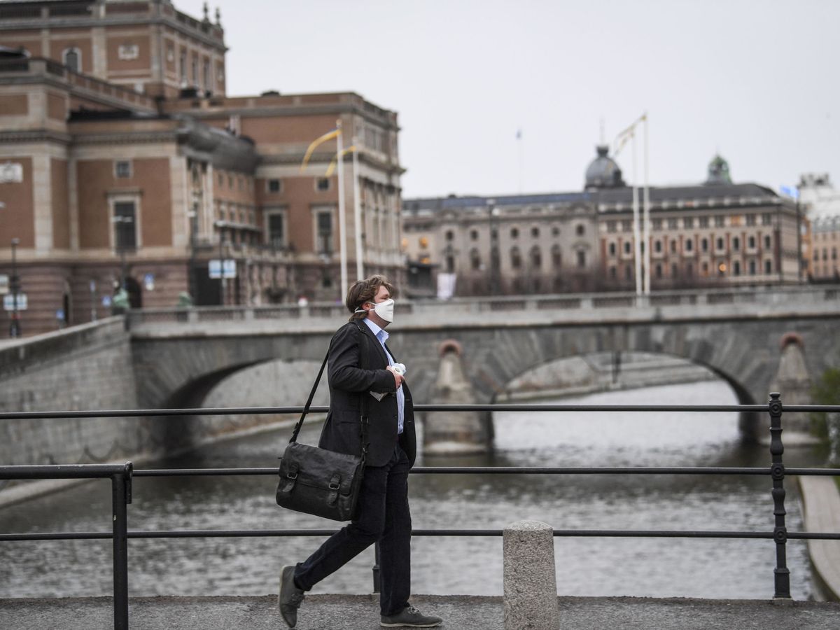Foto: Un ciudadano pasea con mascarilla en Estocolmo, Suecia. (EFE)