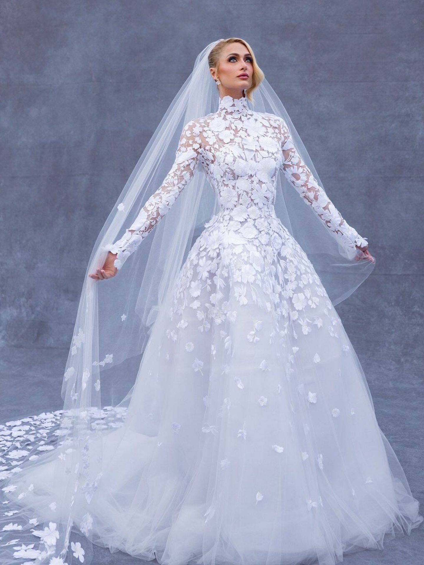Paris Hilton y su vestido de novia. (Instagram/ @parishilton)
