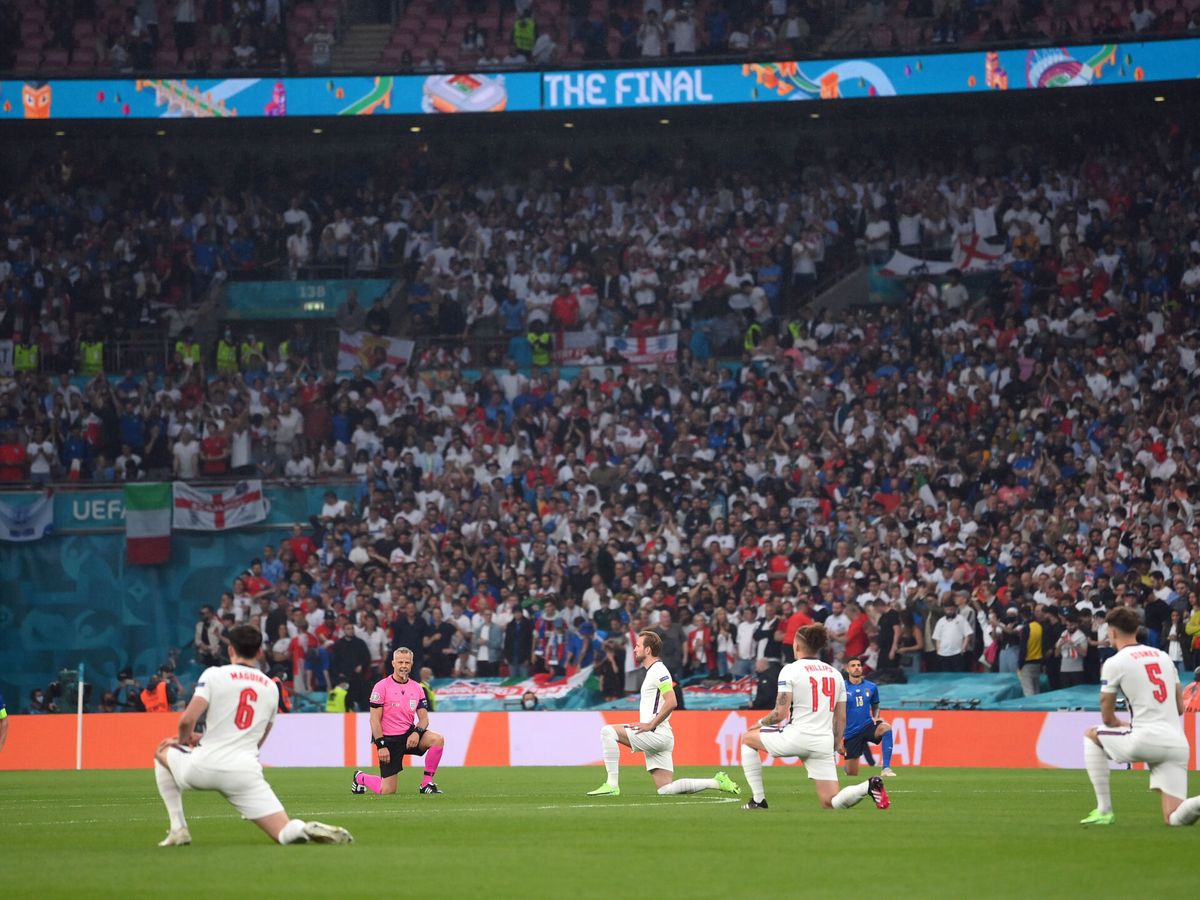 Foto: Imagen del inicio del partido de la final de la Eurocopa. (Reuters)