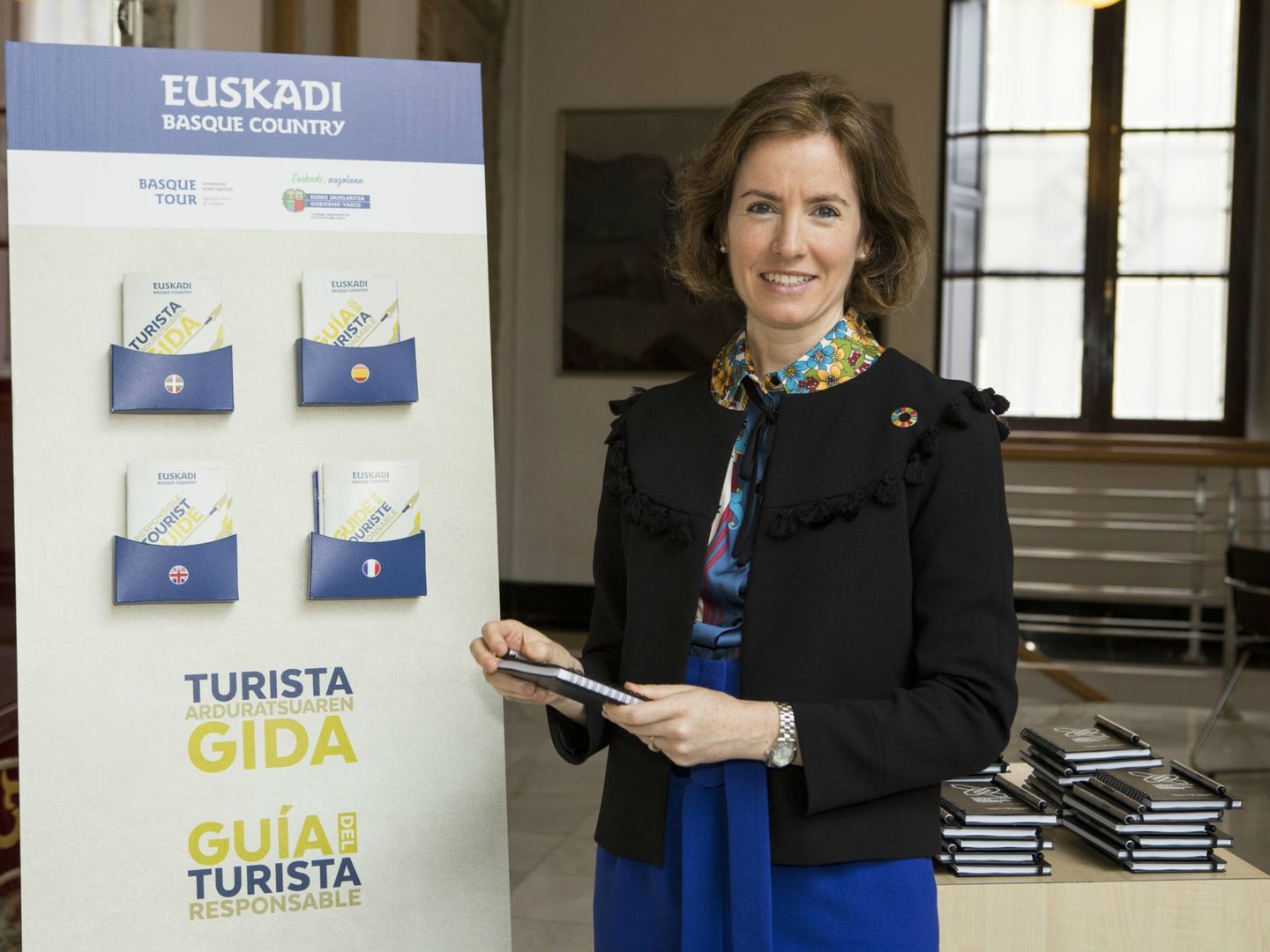 La consejera vasca de Turismo, Sonia Pérez, con la 'Guía del turista responsable'. (EC)
