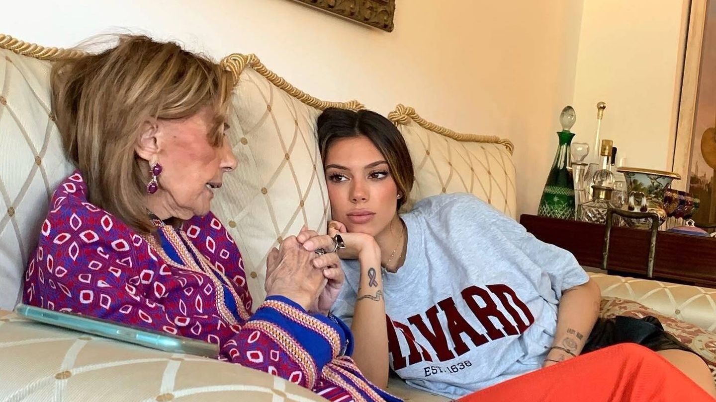 Alejandra Rubio escucha atenta a su abuela en una imagen de sus redes sociales. (Instagram/@alerubioc)