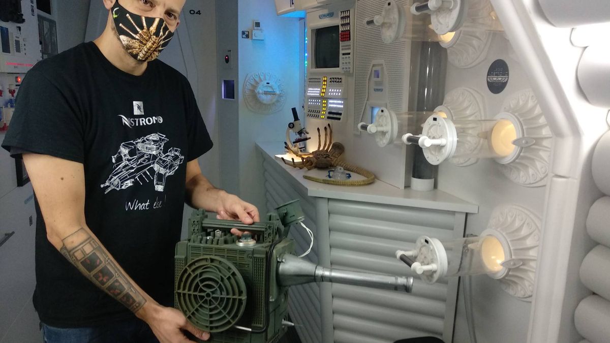 Este hombre ha construido la Nostromo de 'Alien' en un garaje de Barcelona