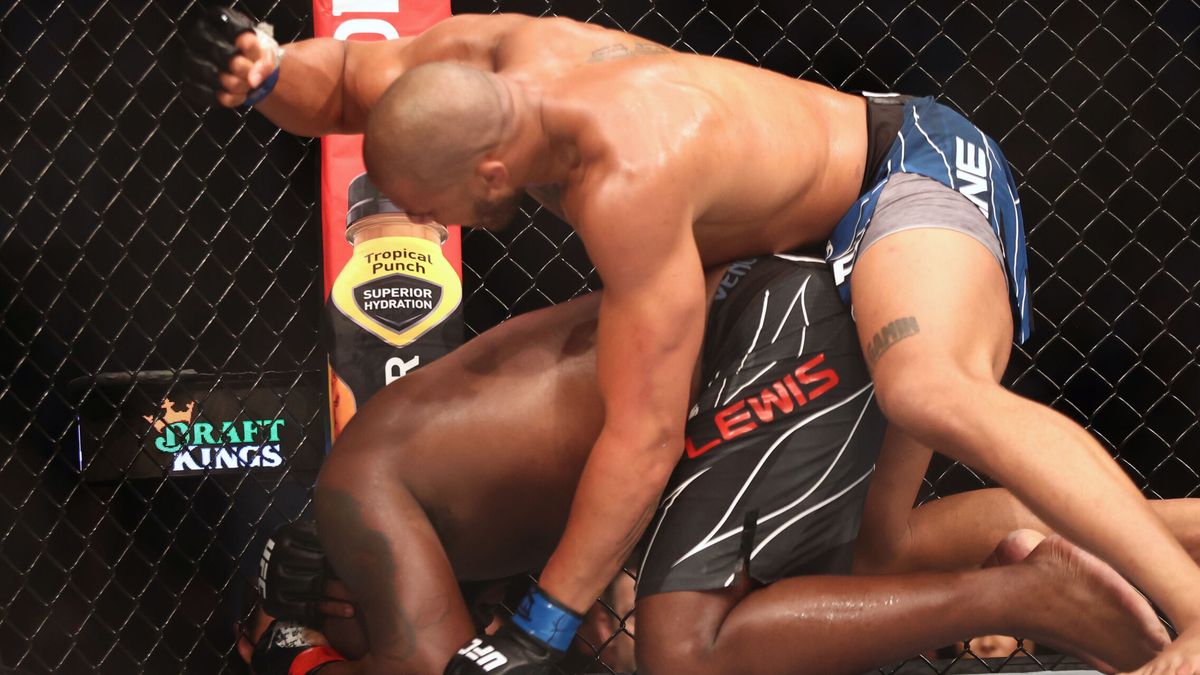 UFC 265: Ciryl Gane destruye a Derrick Lewis y reta al campeón de los pesados