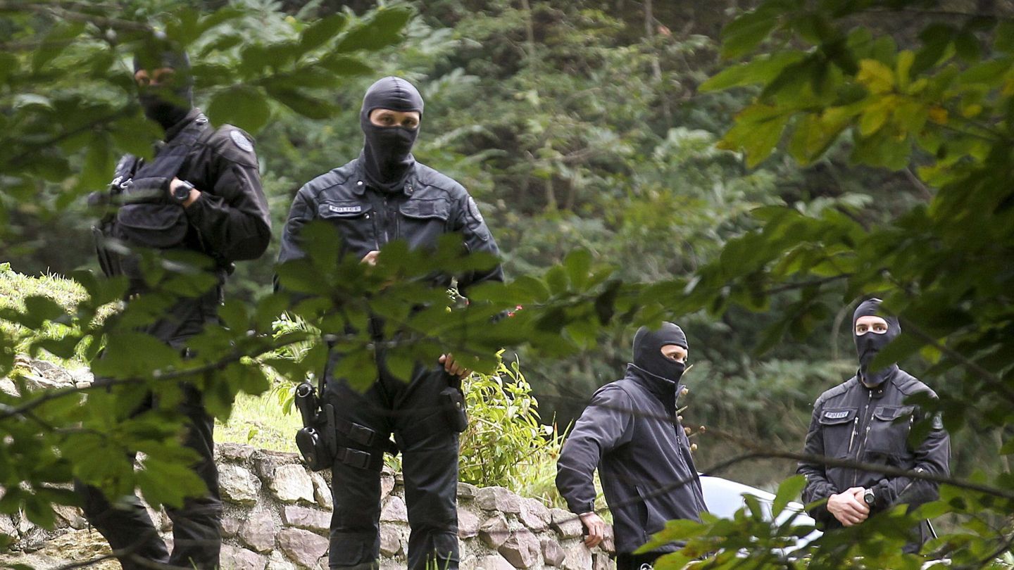 Agentes de la policía francesa durante la operación Pardines, desarrollada en la localidad francesa de Saint-Étienne-de-Baigorry, en la que se detuvo en septiembre de 2015 a David Pla e Iratxe Sorzabal. (EFE)