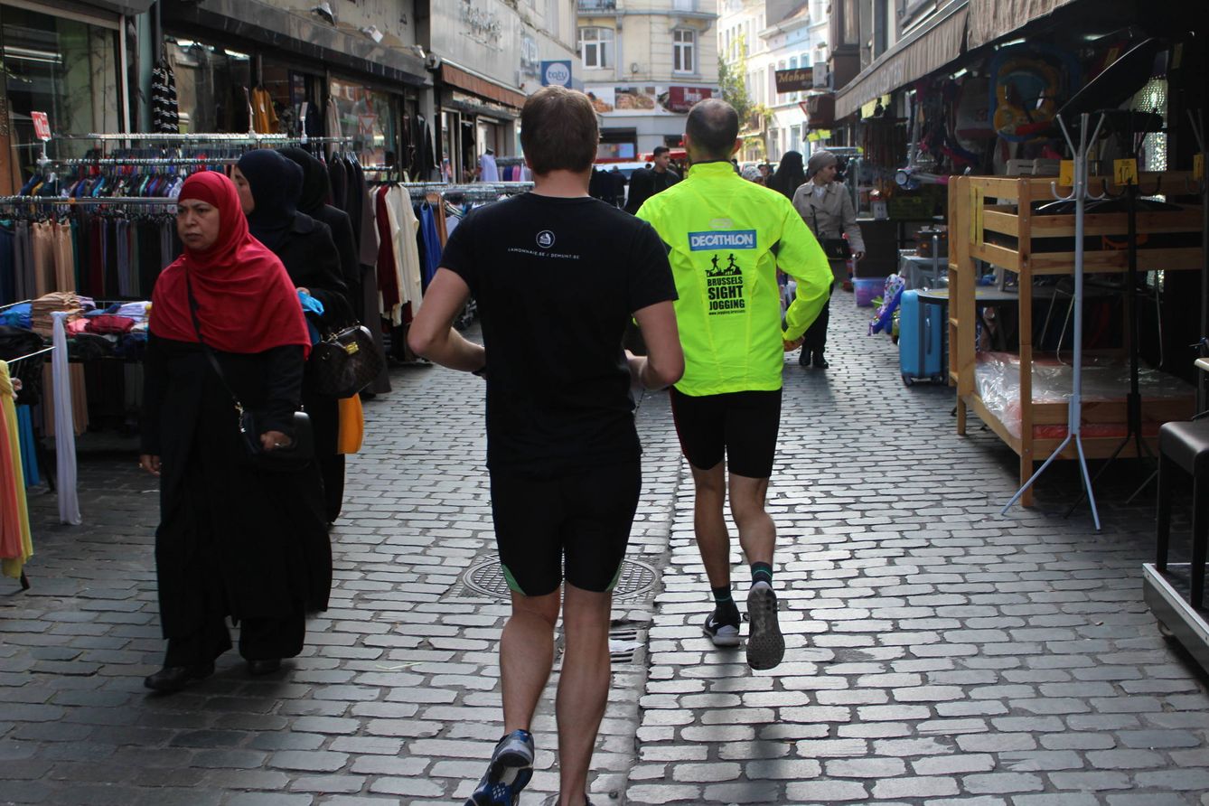 Un momento del Brussels Sigh-Jogging, el tour por el barrio de Molenbeek, en Bruselas (Foto: E. Mendoza).