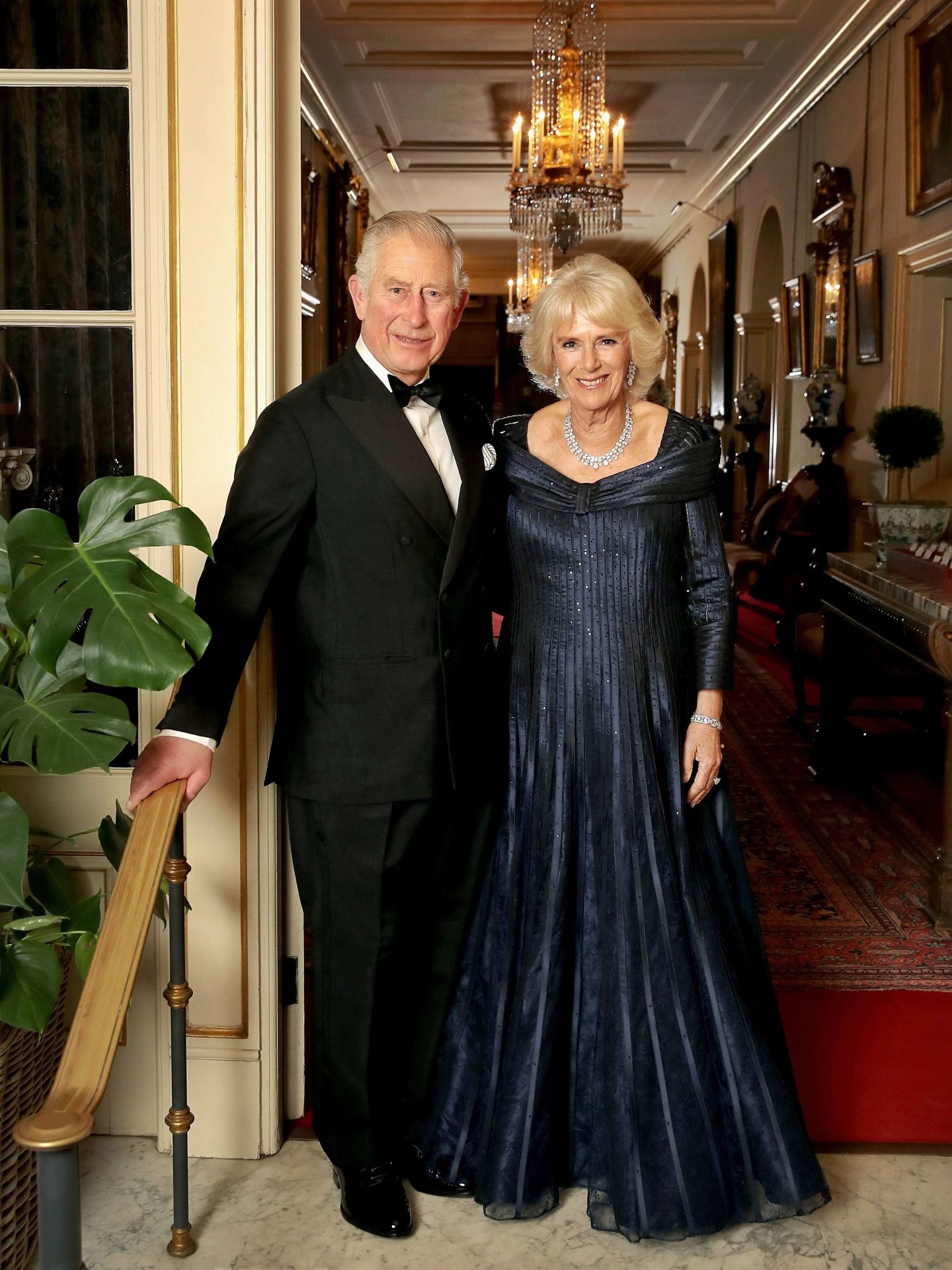 El príncipe Carlos y Camilla, en la única foto del interior de la fiesta. (Getty)