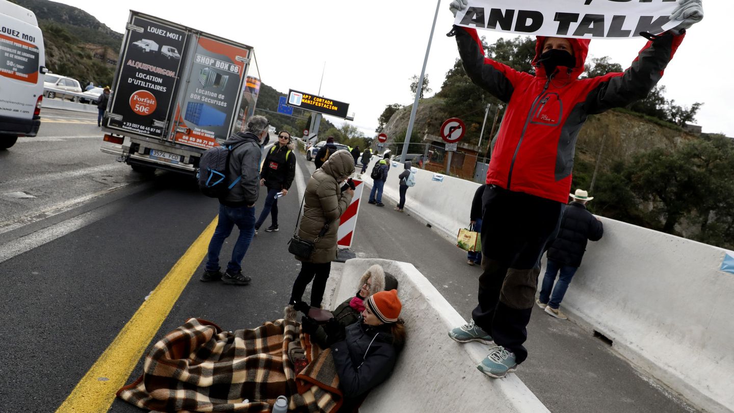 Members of Catalan protest group Democratic Tsunami block AP-7 highway in La Jonquera, north of Spain November 11, 2019. REUTERS Rafael Marchante