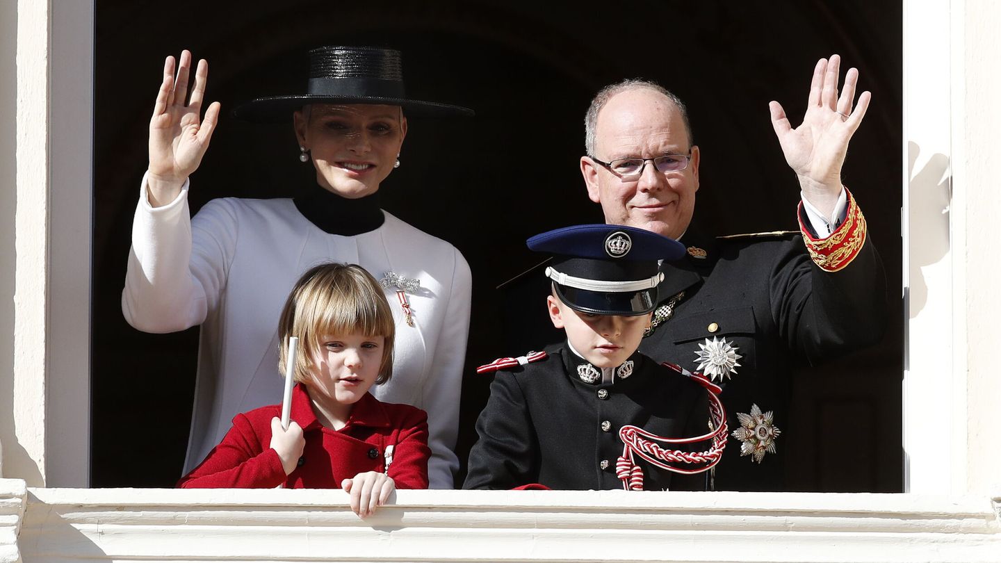 Los príncipes de Mónaco, junto a sus hijos, Gabriella y Jacques, en el Día Nacional de Mónaco de 2022. (EFE/EPA/Sebastien Nogier)