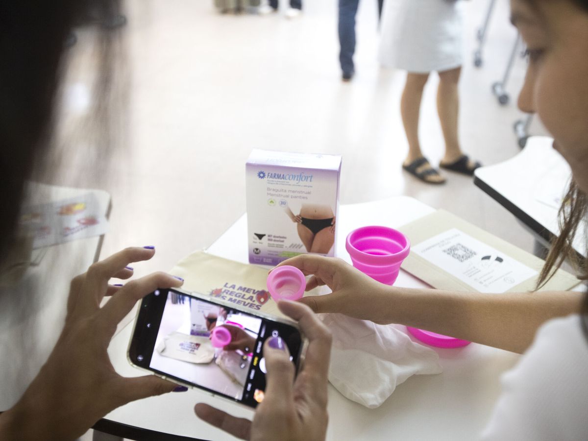 Foto: Cataluña fue pionera con el reparto de kits menstruales reutilizables a alumnas 3º de ESO. (EFE/Marta Pérez)