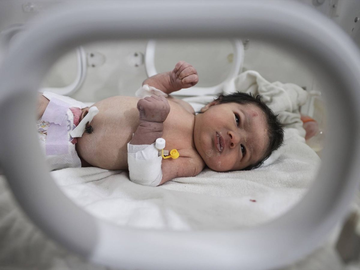 Foto: Aya, la 'bebé milagro' que encontraron recién nacida bajo los escombros. (Anas Alkharboutli/DPA/EP foto)