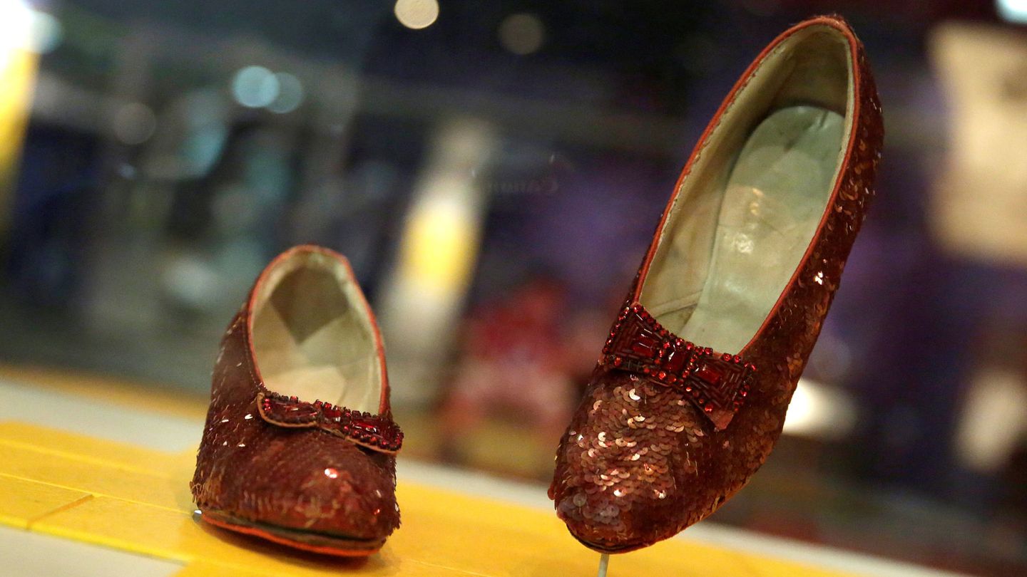 Los zapatos expuestos en el Smithsonian Museum of American History. (Reuters)