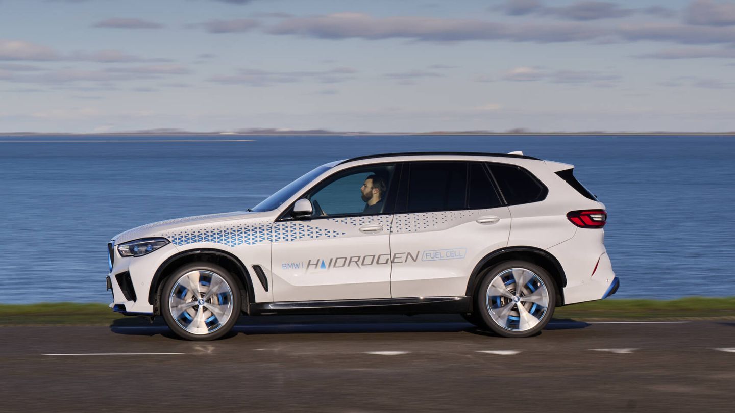 El iX5 Hydrogen acelera hasta 100 km/h en menos de 6 segundos con sus 401 CV.