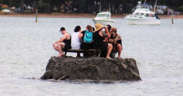 Foto: Siete hombres, una isla y una neverita repleta de bebidas. (David Saunders)