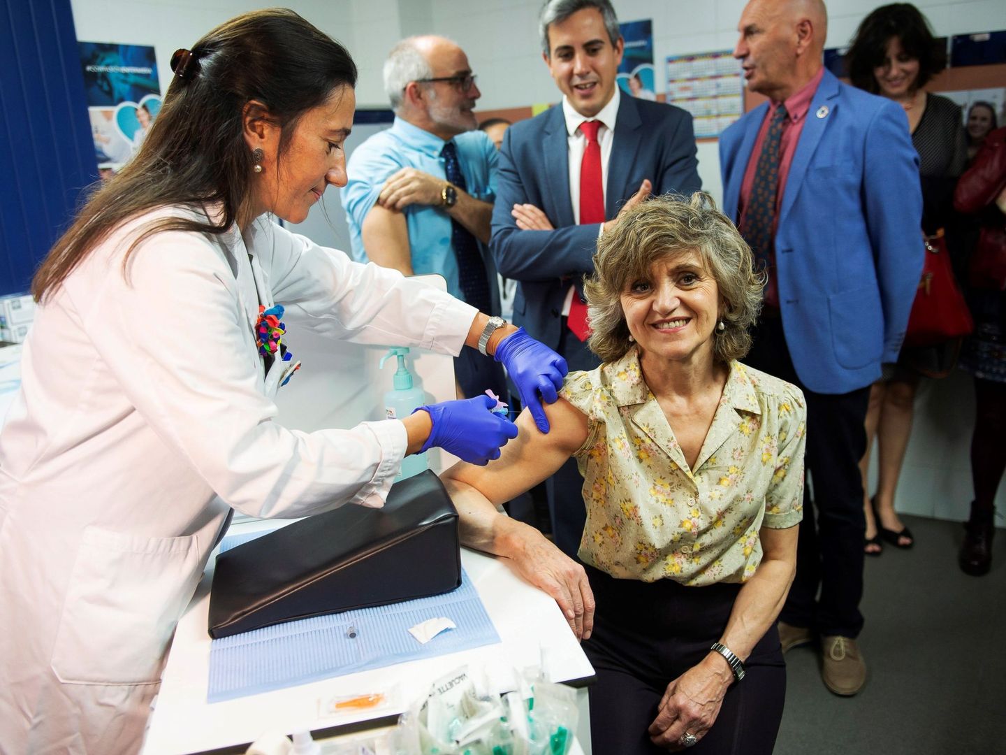 La exministra de Sanidad Luisa Carcedo se vacuna contra la gripe. (EFE)