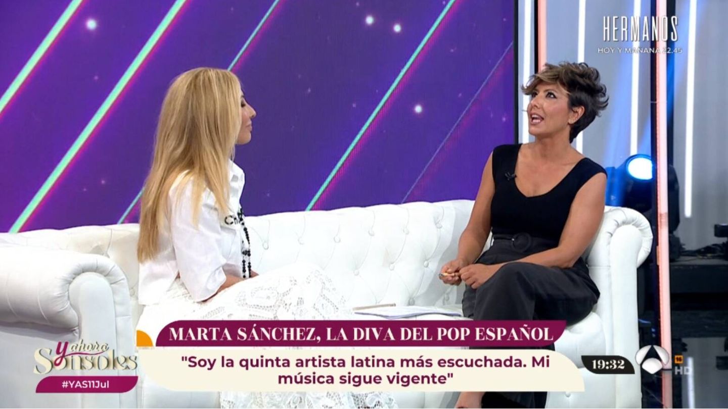 Sonsoles Ónega entrevistando a Marta Sánchez. (Atresmedia)