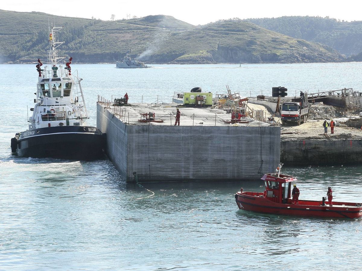 Foto: Obras en el puerto exterior de Caneliñas, en 2010. (EFE)
