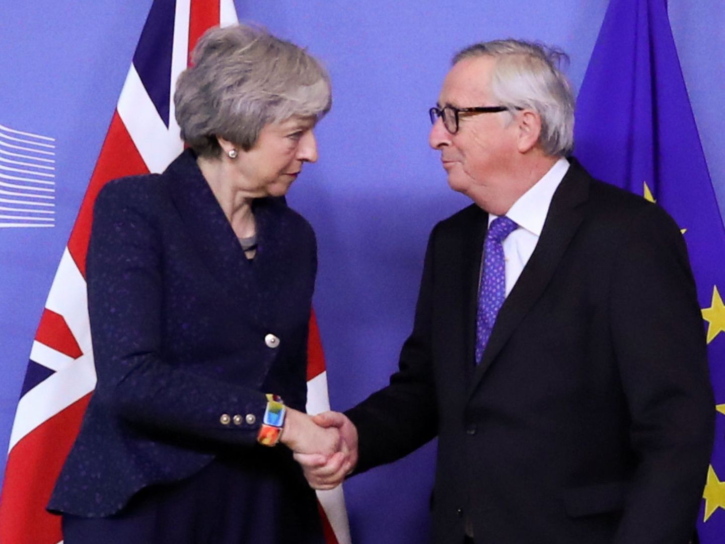 Theresa May estrecha la mano del presidente de la Comisión Europea (REUTERS)
