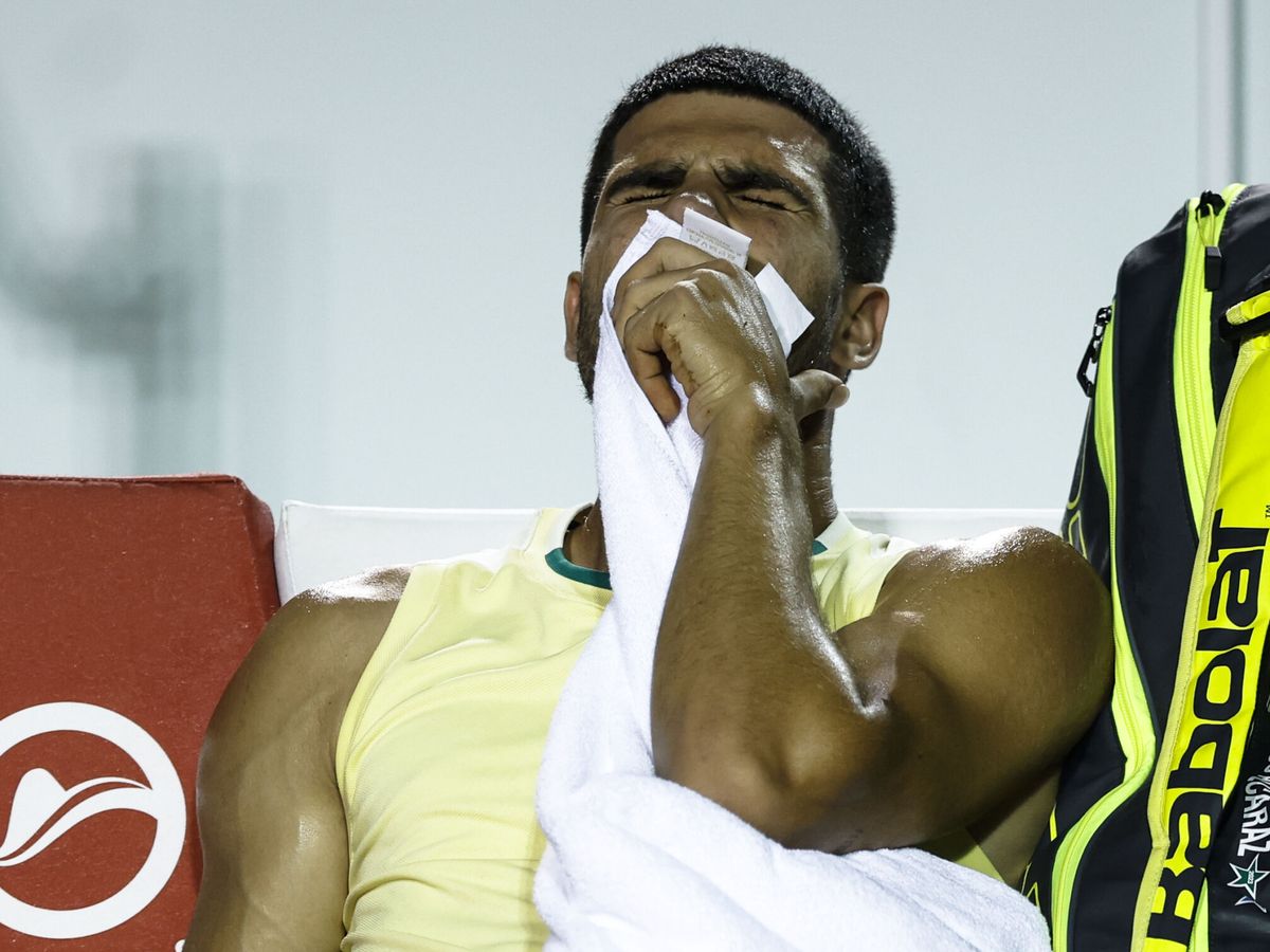 Foto: Carlos Alcaraz se lamenta tras sufrir la lesión (EFE/Antonio Lacerda).