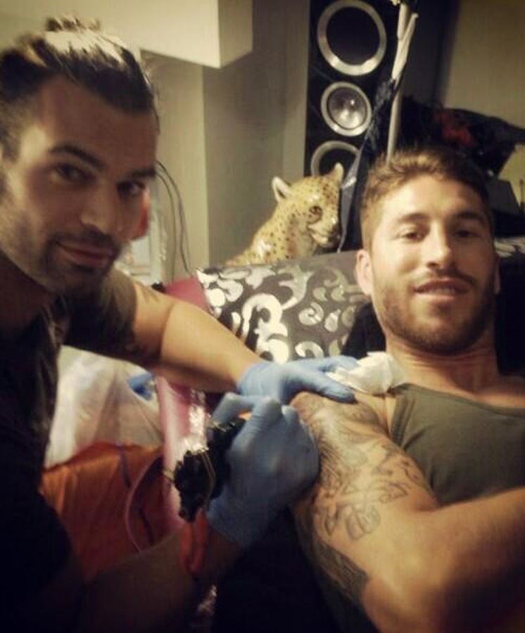 Foto: Sergio Ramos con Rodrigo, su tatuador (Twitter)