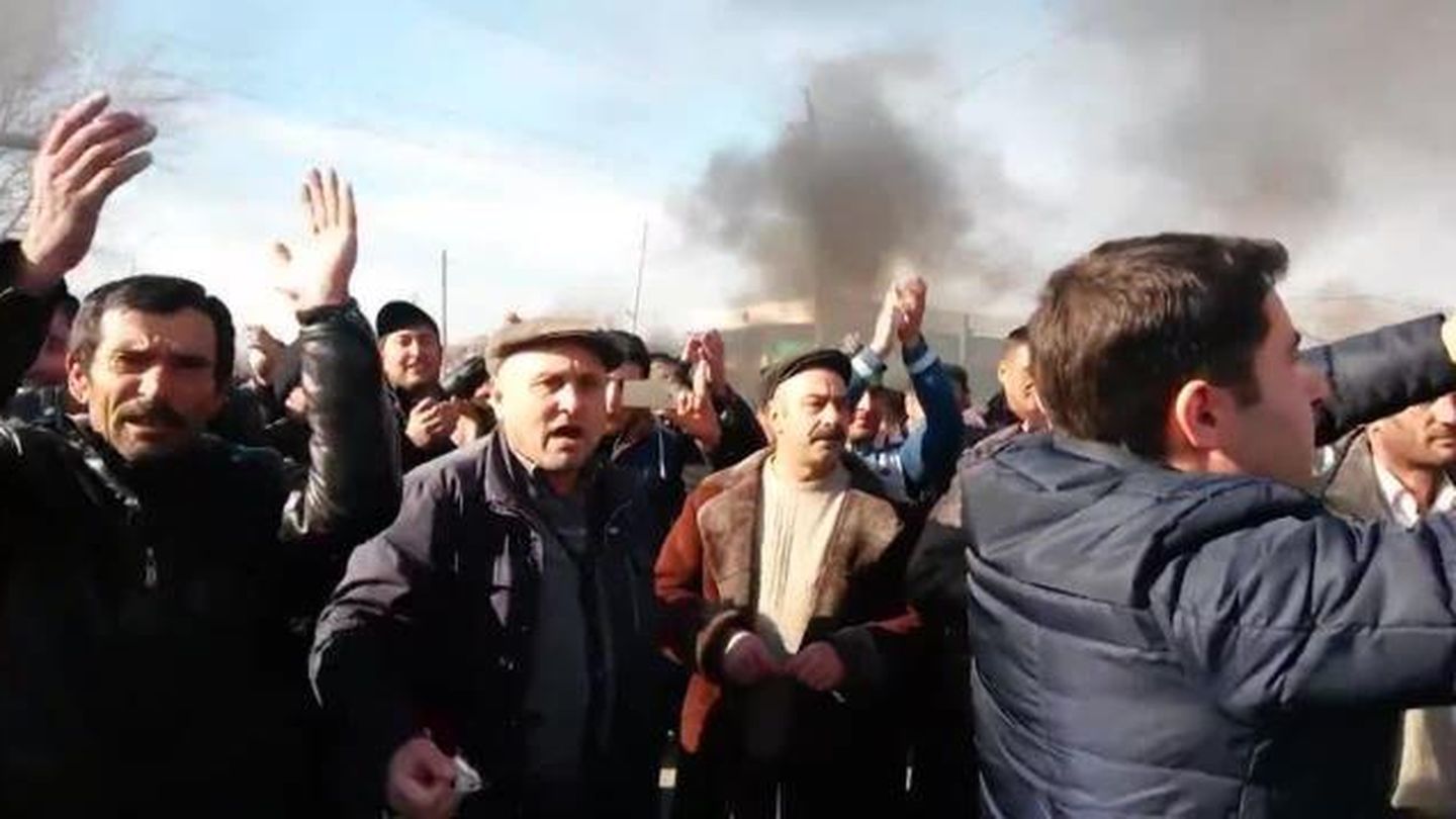 Captura de pantalla de un video grabado por un asistente a una protesta en Azerbaiyán, en enero de 2016