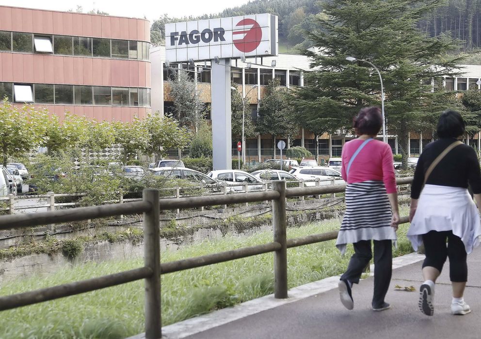Foto: Dos mujeres caminan junto a la factoría de la empresa Fagor  (Efe)