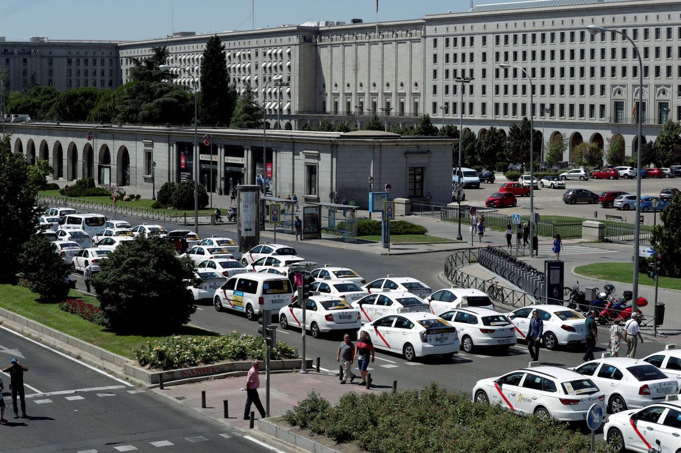 El ministerio de Fomento durante la pasada huelga de taxis (Zipi / EFE)