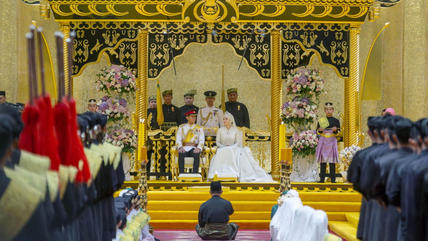 El príncipe de Brinéi y su esposa durante la ceremonia nupcial. (EFE/RUDOLF PORTILLO)