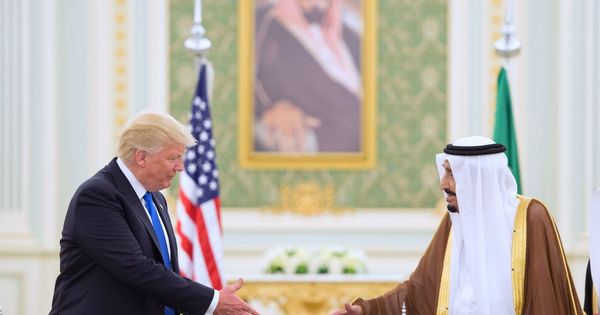 Foto: Choque de manos del presidente de EEUU, Donald Trump, con el rey saudí Salman, durante su visita a Riad. (EFE)