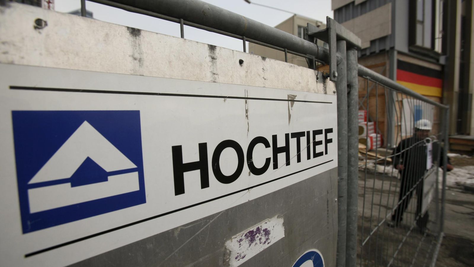 Foto: Logo de Hochtief en una obra (Reuters)