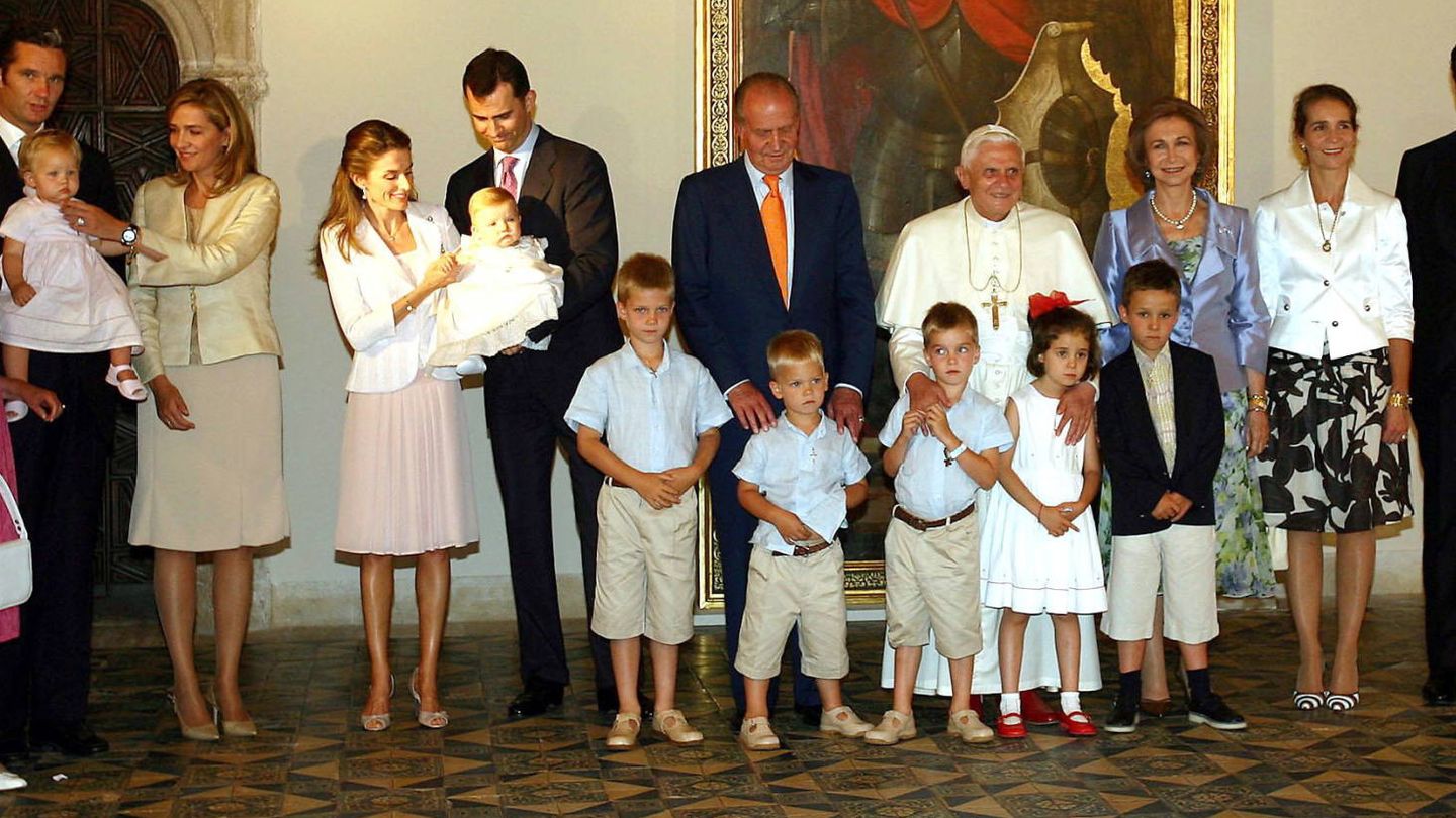 La familia real junto a Benedicto XVI en Valencia. (Gtres)