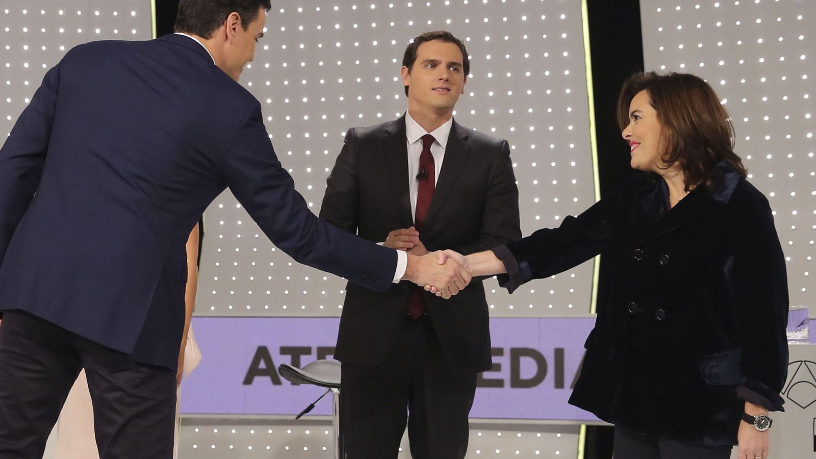 Foto: Pedro Sánchez (i) saluda a la vicepresidenta del Gobierno, Soraya Sáenz de Santamaría, en presencia de Albert Rivera. EFE
